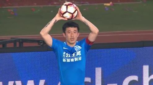 老杨头指着刘氏道：你这妇人，咋尽做些没出息的事儿？这在家里偷鸡摸狗就罢了，丢脸还丢到镇上去了？刘氏垂下头不敢吱声。